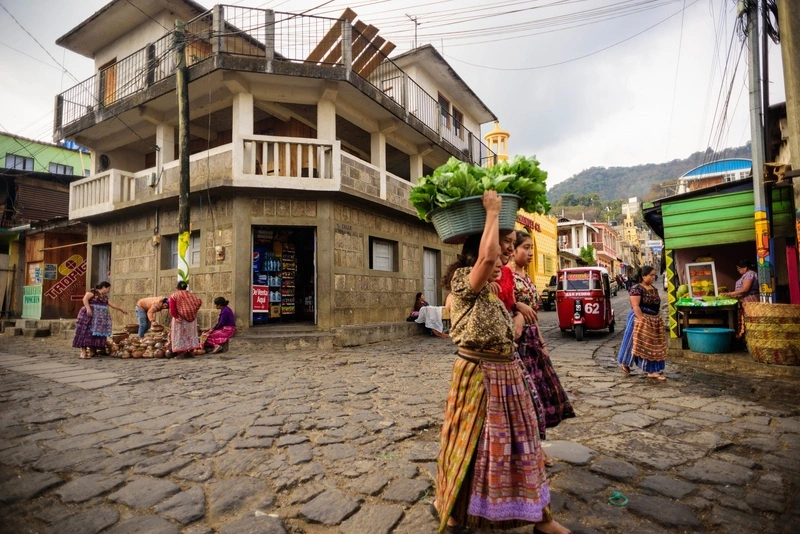 Centro di un villaggio in Guatemala con donne in costume traidzionale
