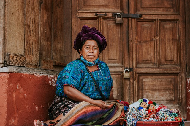 Donna con il tradizionale costume del Guatemala