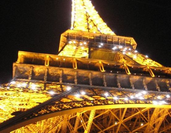Veduta della Torre Eiffel di notte