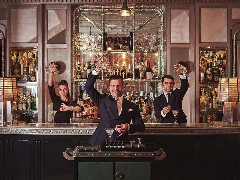 Bartender del Connaught Bar di Londra