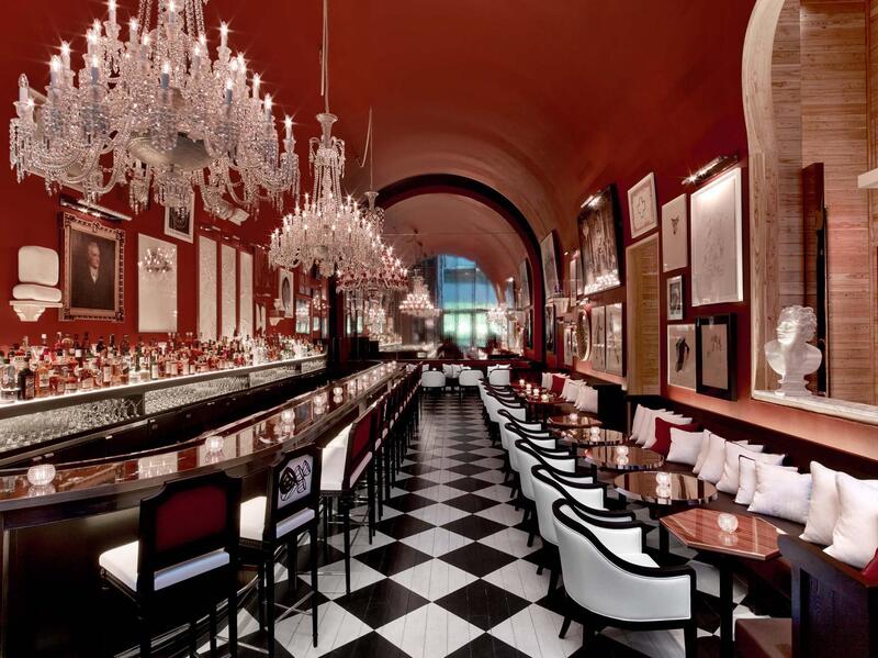 Interno del The Bar dell'Hotel Baccarat. Il bancone con i tavoli in stile classico moderno