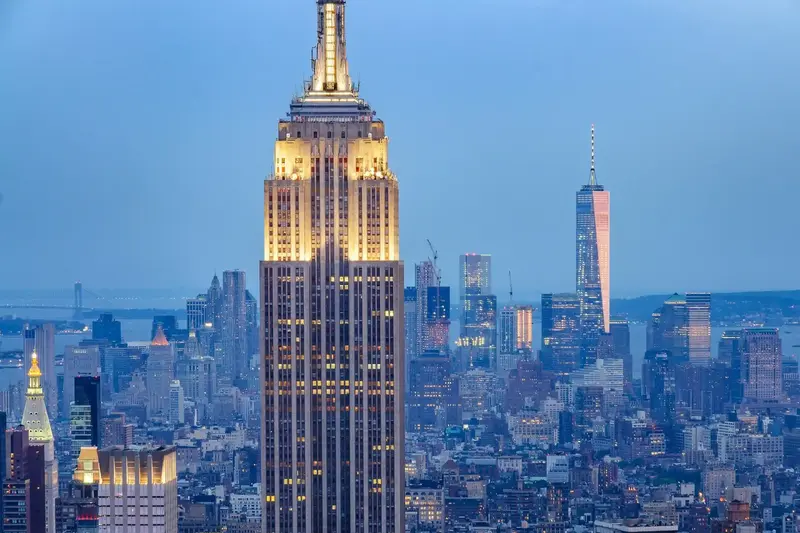 L'Empire State Building è una icona di New York dove sono stati girate molte scene celebri