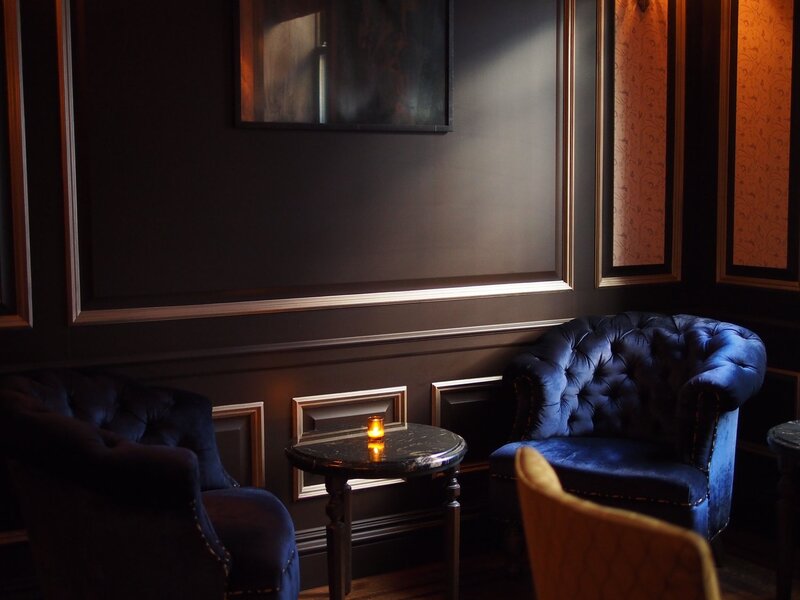 Arredi eleganti di stile classico moderno  del Raines Law Room Bar, uno dei mgliori bar di New York  a Brooklyn