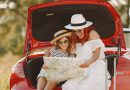 Auto su una strada panoramica italiana durante un road trip estate 2026 tra colline e borghi
