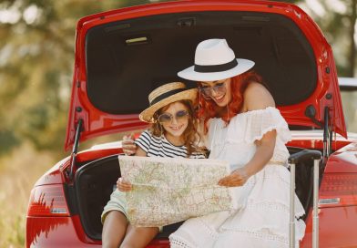 Auto su una strada panoramica italiana durante un road trip estate 2026 tra colline e borghi
