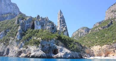 Vista aerea del mare turchese di Cala Goloritzè con la guglia calcarea alta 143 metri, Golfo di Orosei — Sardegna estate 2026