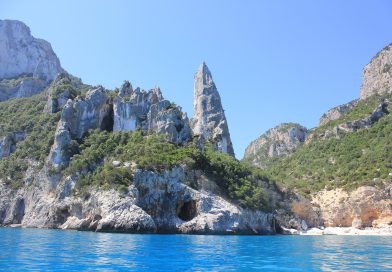 Vista aerea del mare turchese di Cala Goloritzè con la guglia calcarea alta 143 metri, Golfo di Orosei — Sardegna estate 2026