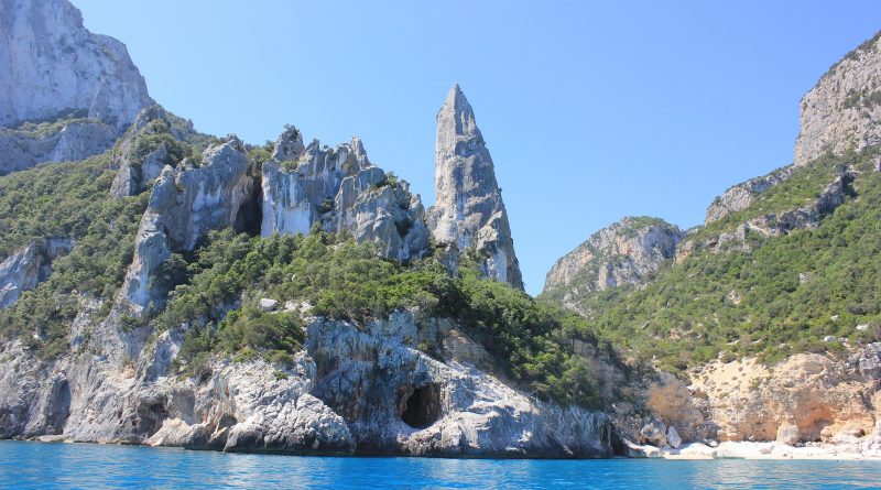 Vista aerea del mare turchese di Cala Goloritzè con la guglia calcarea alta 143 metri, Golfo di Orosei — Sardegna estate 2026