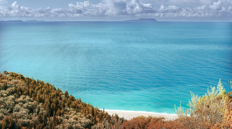 Spiaggia con acque cristalline turchesi di Ksamil in Albania estate 2026