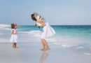 Vacanze con Bambini Estate 2026, mamma sulla spiaggia con la figlia