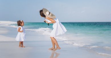 Vacanze con Bambini Estate 2026, mamma sulla spiaggia con la figlia