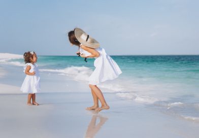 Vacanze con Bambini Estate 2026, mamma sulla spiaggia con la figlia