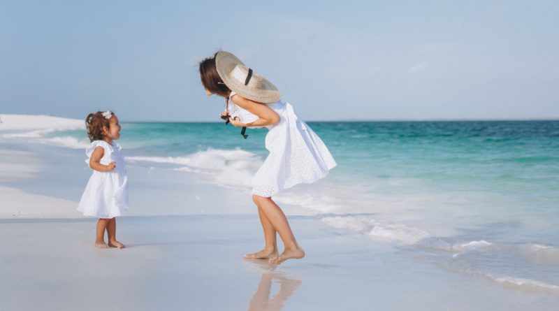 Vacanze con Bambini Estate 2026, mamma sulla spiaggia con la figlia