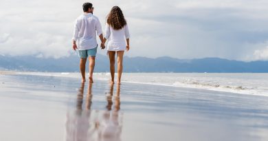Coppia in spiaggia italiana passeggiano durante vacanza low cost estate 2026