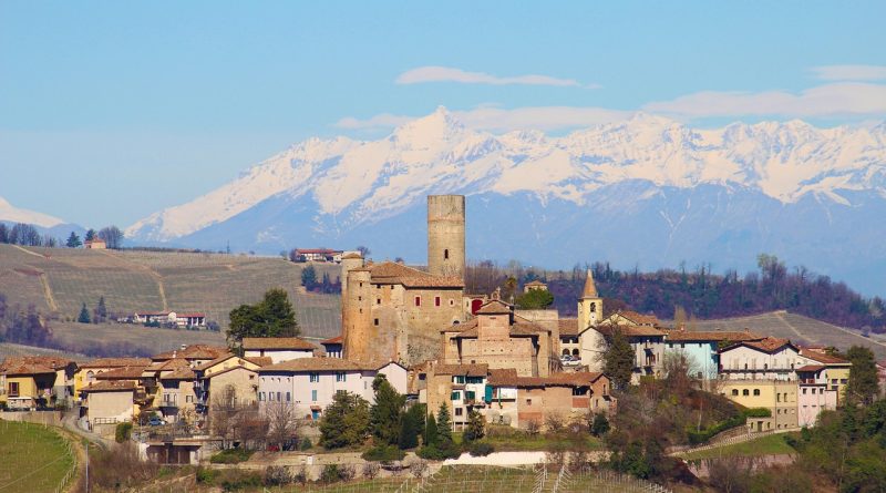Vigneti delle Langhe con colori autunnali tra le colline del Piemonte